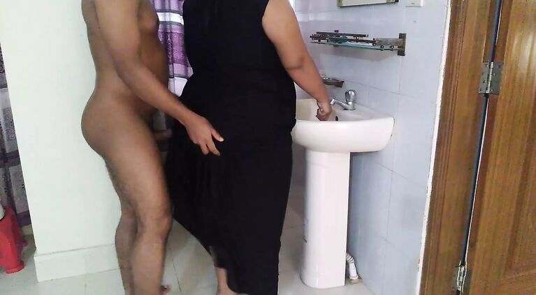 I fucked mom's Girl friend while she was brushing