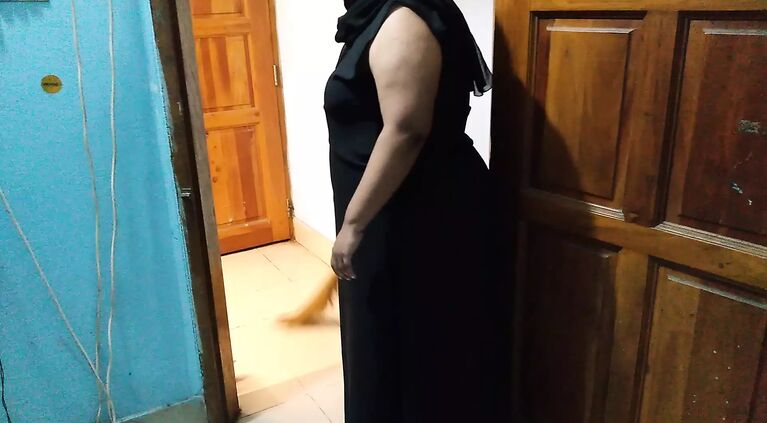 Saudi hot aunty sweeping house when neighbor boy saw her big tits and ass gets seduced &Hot cum - Boruqa & Hijab aunty