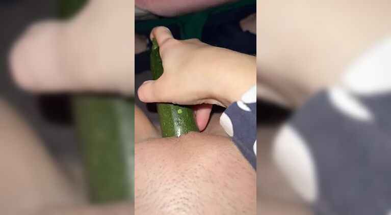 Insert I zucchini in my pussy