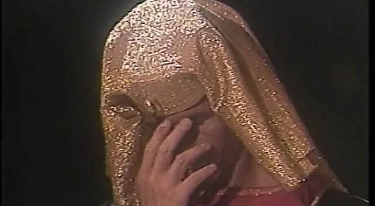 A stunning blonde dressed like an Egyptian queen fucks