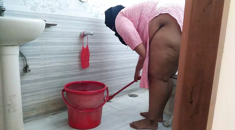 Saudi sexy big butt maid takes off her pajamas & cleans the bathroom when owner comes in & roughly fucks her - Huge cum