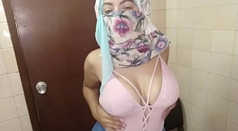 HOT Arab In Sexy Jeans And Niqab Masturbates Muslim Squirting Pussy And Squirts On Jeans