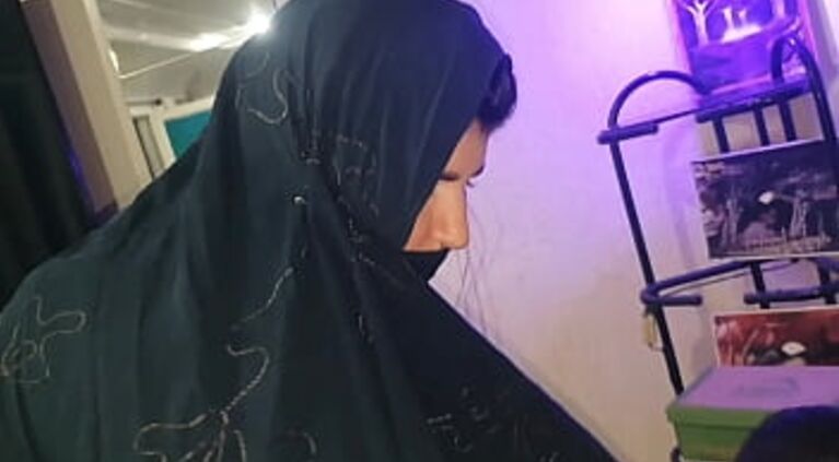 Hindi refugee Desi pays asylum with tantric massage and sex. El Toro De Oro