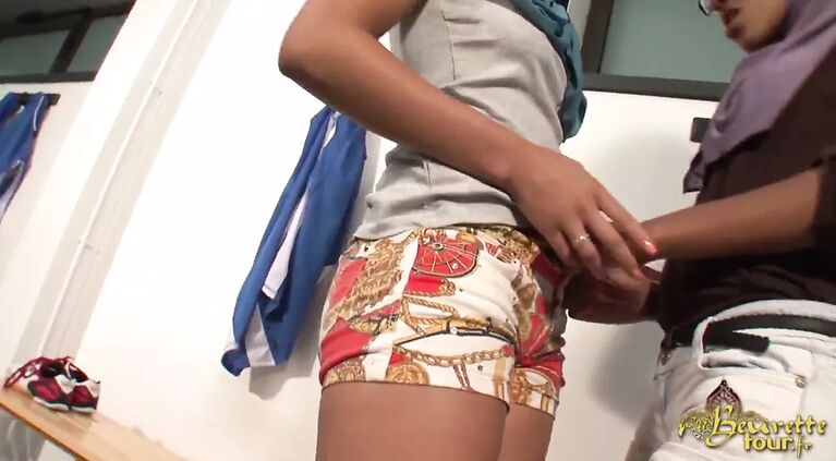 Lechage de chatte dans les vestiaires lors du Beurette Tour